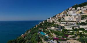 una vista aerea della costa amalfi di Hotel Raito Wellness & SPA a Vietri
