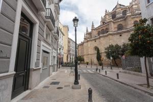 una strada con un lampione su una strada di città di Casa Miravalle Catedral a Granada