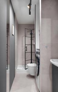 La salle de bains est pourvue de toilettes et d'un lavabo. dans l'établissement Flatbook - City Center Apartments Kamienna Grobla, à Gdańsk