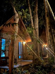 uma cabana com um alpendre à noite com luzes em Kung Nok Tha Resort Nakhon Si Thammarat em Nakhon Si Thammarat