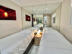 カンヌにあるPalazzio by Welcome to Cannesの鏡付きの部屋のベッド