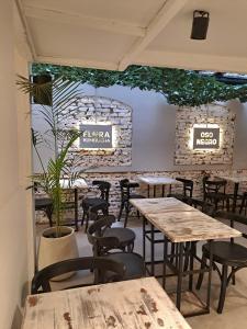 ein Restaurant mit Tischen und Stühlen in einem Zimmer in der Unterkunft Hotel B&N in Mar del Plata