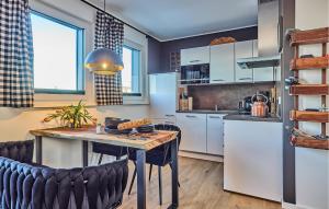 Una cocina con una mesa y sillas en una habitación. en Chalet Bellevue, en Winterberg
