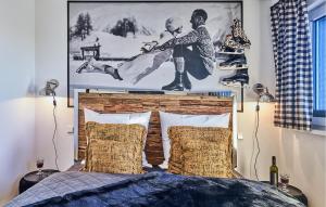 Dormitorio con cama con dosel en la pared en Chalet Bellevue, en Winterberg