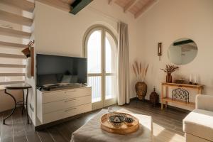 een woonkamer met een grote tv en een bank bij Picasso in Parzanica