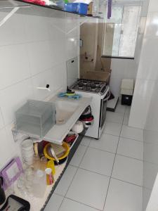 una cocina con fregadero y estufa en Casa família, en Cabo Frío 3 fotos más
