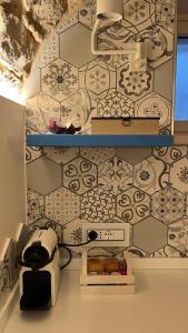 una habitación con una pared con una pared estampada en Le Conche Guest House - Casamassima en Casamassima