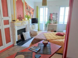 um quarto com uma cama e uma lareira em Terra-Crystal em Rochefort