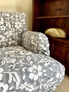 un divano bianco e grigio, seduto in soggiorno di Vast, Elegant Home with Indoor Pool & Sauna near Popular Golf Course a Kington