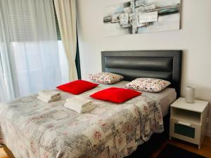 Postel nebo postele na pokoji v ubytování Nova Galerija Studio Vita i Apartman Sara -parking in garage