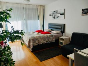 Postel nebo postele na pokoji v ubytování Nova Galerija Studio Vita i Apartman Sara -parking in garage