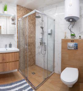 A bathroom at New Modern & Cozy apartment with FREE Private parking and EV charging station