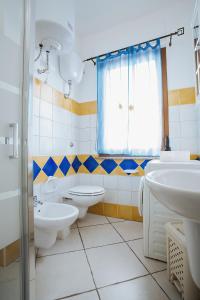 łazienka z 2 toaletami i umywalką w obiekcie Sardinia's house IUN R5500 w mieście Gonnesa