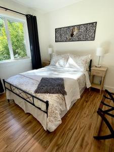 1 dormitorio con 1 cama y suelo de madera en Avenue of the Giants Pepperwood Place (#2), 