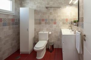 a bathroom with a toilet and a sink at Era del puerto Complejo completo in Totalán +32 photos
