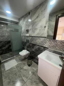 Koupelna v ubytování Raimond Hotel