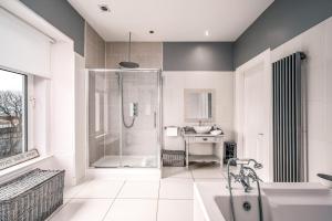 La salle de bains est pourvue d'une douche et d'un lavabo. dans l'établissement Castle Beach, à Broughty Ferry