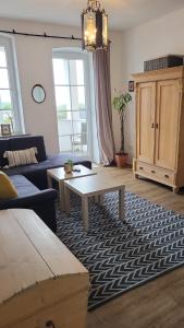 ein Wohnzimmer mit einem Sofa und einem Couchtisch in der Unterkunft TKS-HOME in Mündersbach