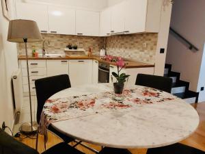 Kuchyň nebo kuchyňský kout v ubytování Nova Galerija Studio Vita i Apartman Sara -parking in garage
