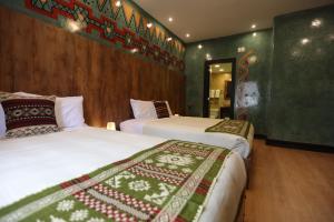 基多的住宿－Chakana Hotel Boutique Mariscal，一间酒店客房,房间内设有两张床