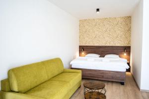 Postel nebo postele na pokoji v ubytování Apartmány Hájenka Oravice
