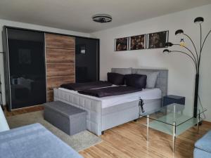 sypialnia z łóżkiem i szklanym stołem w obiekcie Frankfurt City Apartment w Frankfurcie nad Menem