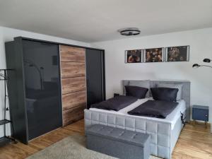 sypialnia z łóżkiem i przesuwnymi szklanymi drzwiami w obiekcie Frankfurt City Apartment w Frankfurcie nad Menem