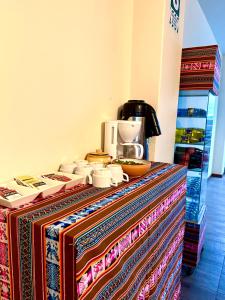 einen Tisch mit einer Kaffeemaschine darüber in der Unterkunft LA CASA REAL in Puno