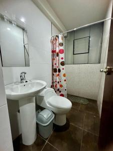 ein weißes Bad mit einem Waschbecken und einem WC in der Unterkunft LA CASA REAL in Puno