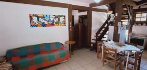 ein Wohnzimmer mit einem Tisch und einem Esszimmer in der Unterkunft Aconchego Toque Toque in São Sebastião
