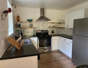 a kitchen with a stove and a refrigerator at Avenue of the Giants Pepperwood Place (#2) in Miranda