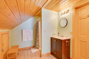 ein Badezimmer mit einem Waschbecken und einer Holzdecke in der Unterkunft Peaceful Stark Cottage with Deck on South Ponds! in Dummer + 37 Fotos