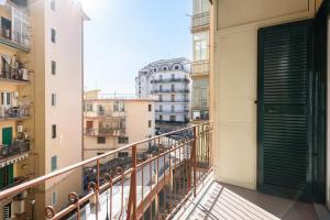 d'un balcon avec vue sur la ville. dans l'établissement APPARTAMENTI VALLETTI ERCOLANO, à Ercolano