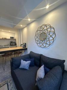 sala de estar con sofá azul y cocina en Departamento calle Colón by Inside en Mendoza