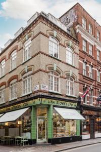 een bakstenen gebouw op een straat met een winkel bij Casa Emilio - Soho - by Frankie Says in Londen