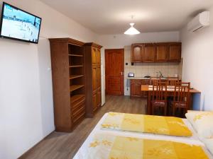 a living room with a kitchen and a dining room at Hanol Apartmanház Balatonlelle in Balatonlelle