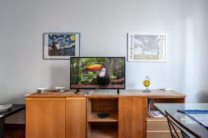 un escritorio de madera con una foto de un pájaro. en Visarno & University Roomy Flat x6 with Parking en Florencia