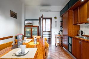 cocina con mesa de madera y comedor en Visarno & University Roomy Flat x6 with Parking en Florencia