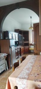 una cocina con una gran mesa de madera en una habitación en La casa di Zia Ada, en Bovalino Superiore
