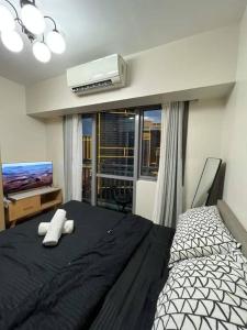 Ein Bett oder Betten in einem Zimmer der Unterkunft Cozy Skyline View Unit at Acqua @Livingstone