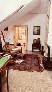 ein Wohnzimmer mit einem Sofa und einem Teppich in der Unterkunft Domu Odilia in Serrenti
