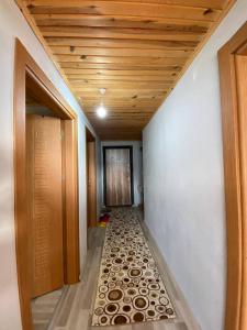 pasillo con suelo de baldosa y techo de madera en harika manzaralı havuzlu villa en Pamukova