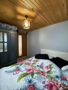 Voodi või voodid majutusasutuse harika manzaralı havuzlu villa toas