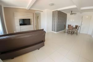 sala de estar con sofá y mesa en Apartamento com vista mar em excelente localização, en Bombinhas
