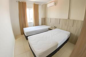 Habitación hospitalaria con 2 camas y ventana en Apartamento com vista mar em excelente localização, en Bombinhas
