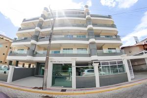 un edificio con la entrada delantera del edificio en Apartamento com vista mar em excelente localização, en Bombinhas