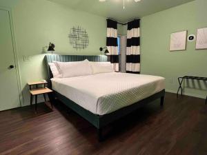 um quarto com uma cama grande num quarto em Chic 50s Time Capsule Downtown/OU Med/OK Capitol em Oklahoma City