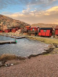 een groep hutten aan de kant van een rivier bij Skönaste stället som finns. Bara 300 m till havet. in Lysekil