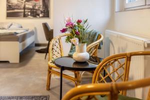 a table with a vase of flowers on it at Gemütliche Unterkunft mit Terrasse in Quickborn