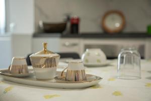 un tavolo con tre piatti e una teiera sopra di Strambio28 a Milano